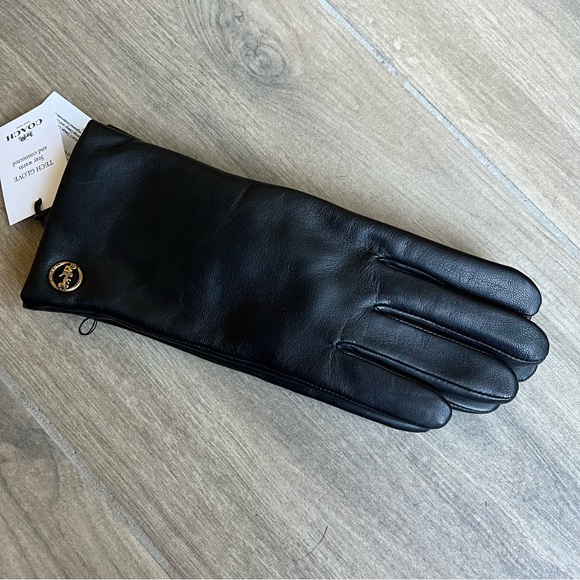 Coach Horse And Carriage Plaque Leather Tech Gloves - Picture 5 of 8